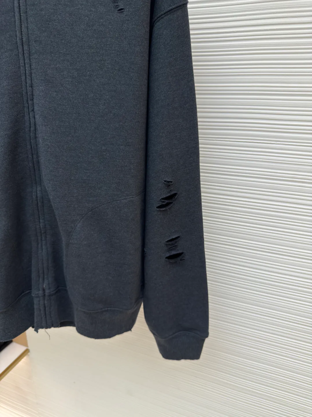 Acne Studios ripped distressed logo zipper jacket ●Authentic product: 4500 purchased and developed ●Item number: 1680386-B35 ●Fabric: Dream double-strand cotton plain fabric ●Technology: Distressed printing ●Version: Loose version ●Weight: about 685 grams ●Size: S-M-L-XL ●Description: Customized dream double-strand cotton plain fabric with excellent texture and comfortable skin fit The main color is deep black, which is like the mottled rust on ancient copperware. The unruly soul of AcneStudios is engraved on the chest. The clever integration of hole elements and wanton swaying on the black canvas is a deliberate rebellion and a break away from the shackles of tradition. It is unique in the wave of trends. Glue printing is used. The chest printing is modified three times with the film screen. The glue liquid paint is used to print the pattern on the fabric. The fabric is baked to fix the printed pattern. Many parts of the body of the garment are worn and worn by pure artificial regularity, and hand brush marks are added to the surface of the garment to add texture and depth to imitate the texture of natural wear and tear. The fabrics have been washed to give them a better feel and texture. They are not easy to deform, shrink or fade, and maintain their long-lasting beauty. The overall color is consistent with no color difference. It can be matched with the same style to create a fashionable look, and can be used in various occasions. Customized accessories, complete with three standards, the same style for men and women!
